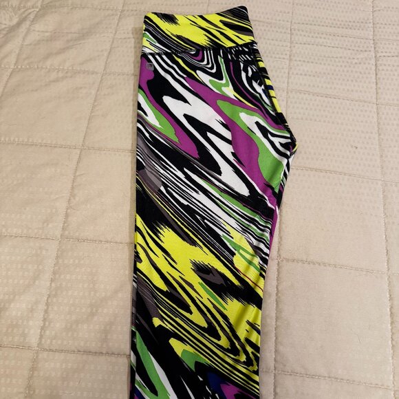 Fabletics, Define Mid-Rise Crop Legging, Medium, Carnival Print - Picture 2 of 5